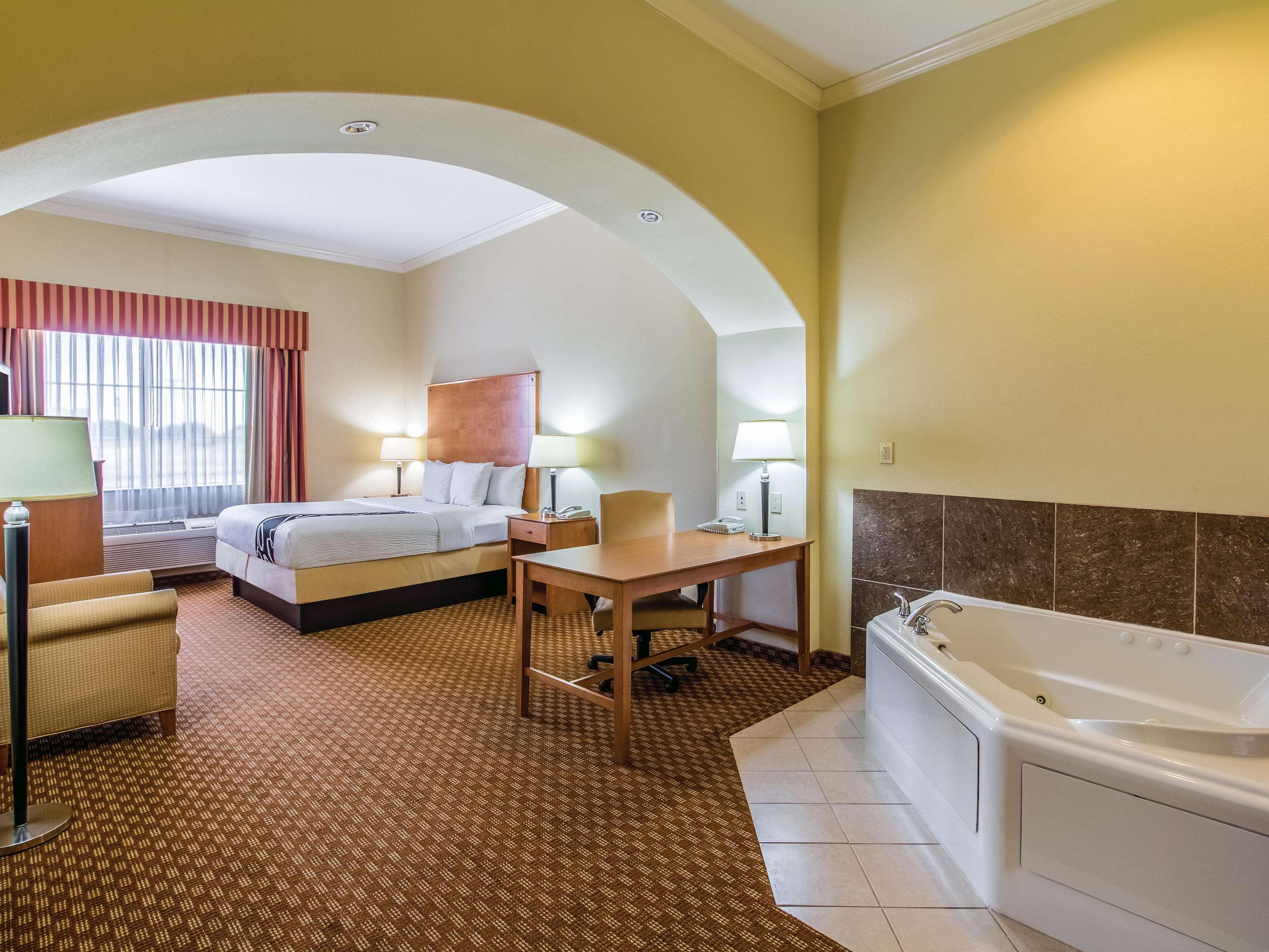 La Quinta By Wyndham Bridgeport Hotel Bagian luar foto