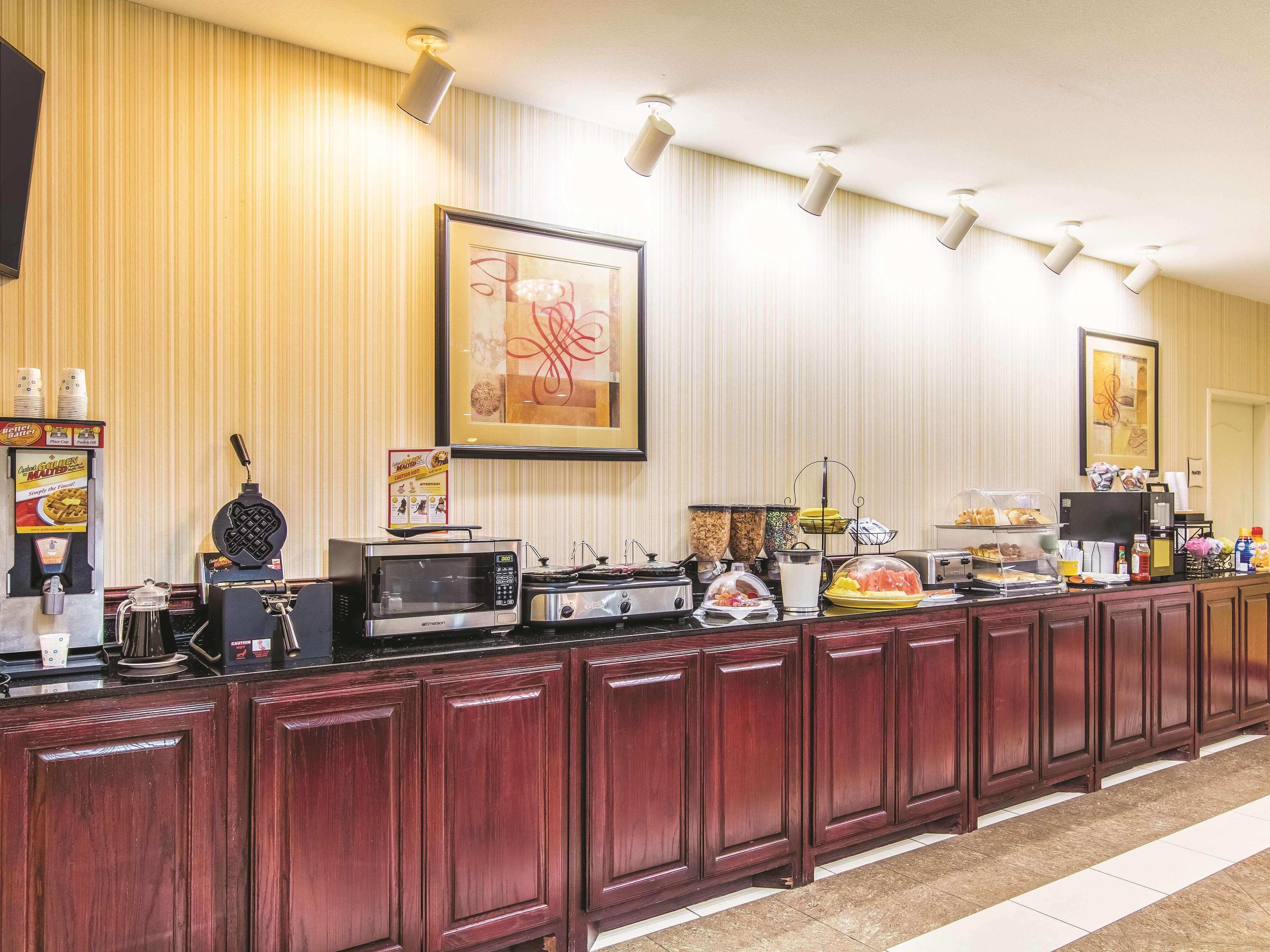 La Quinta By Wyndham Bridgeport Hotel Bagian luar foto