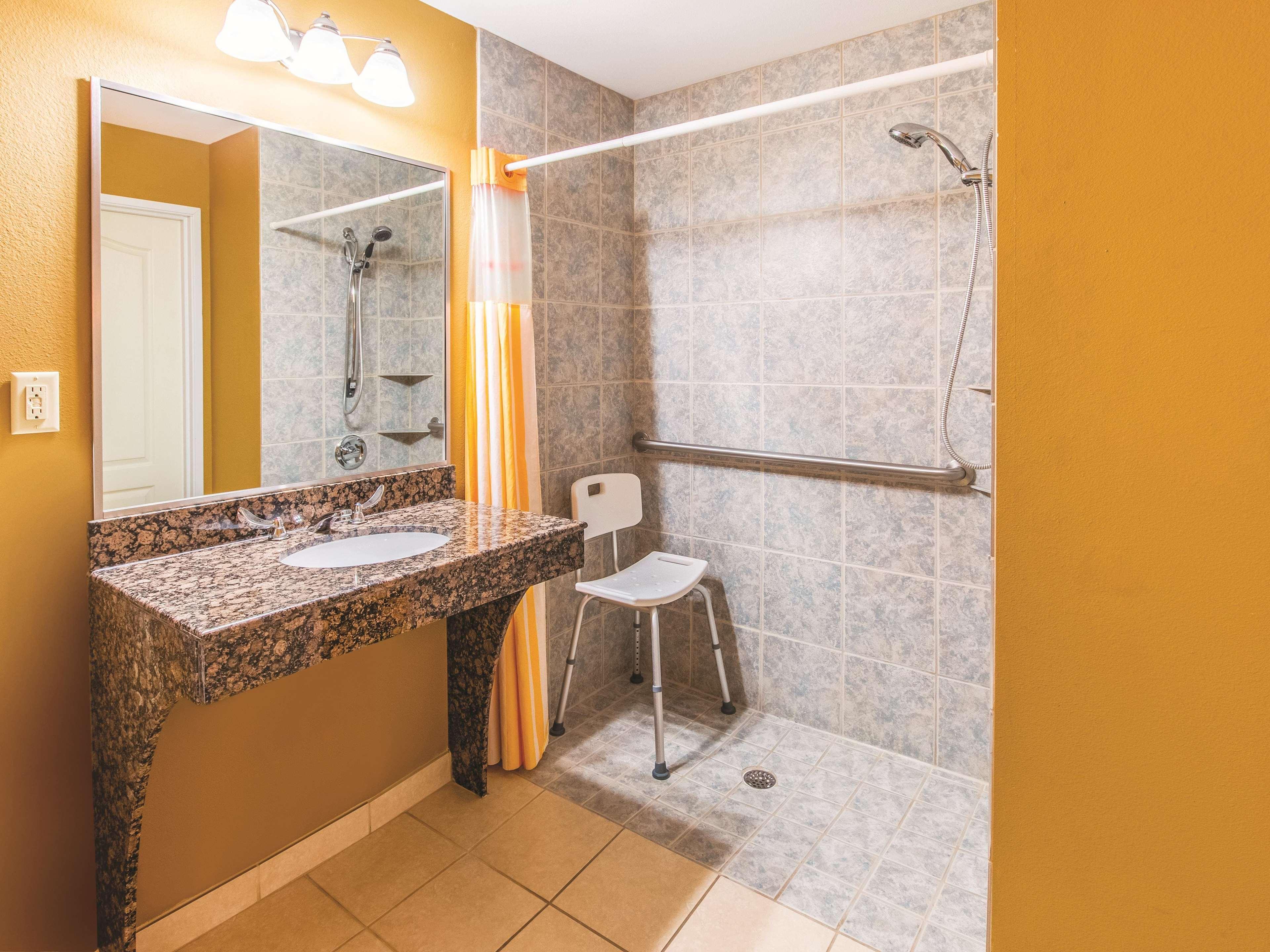 La Quinta By Wyndham Bridgeport Hotel Bagian luar foto