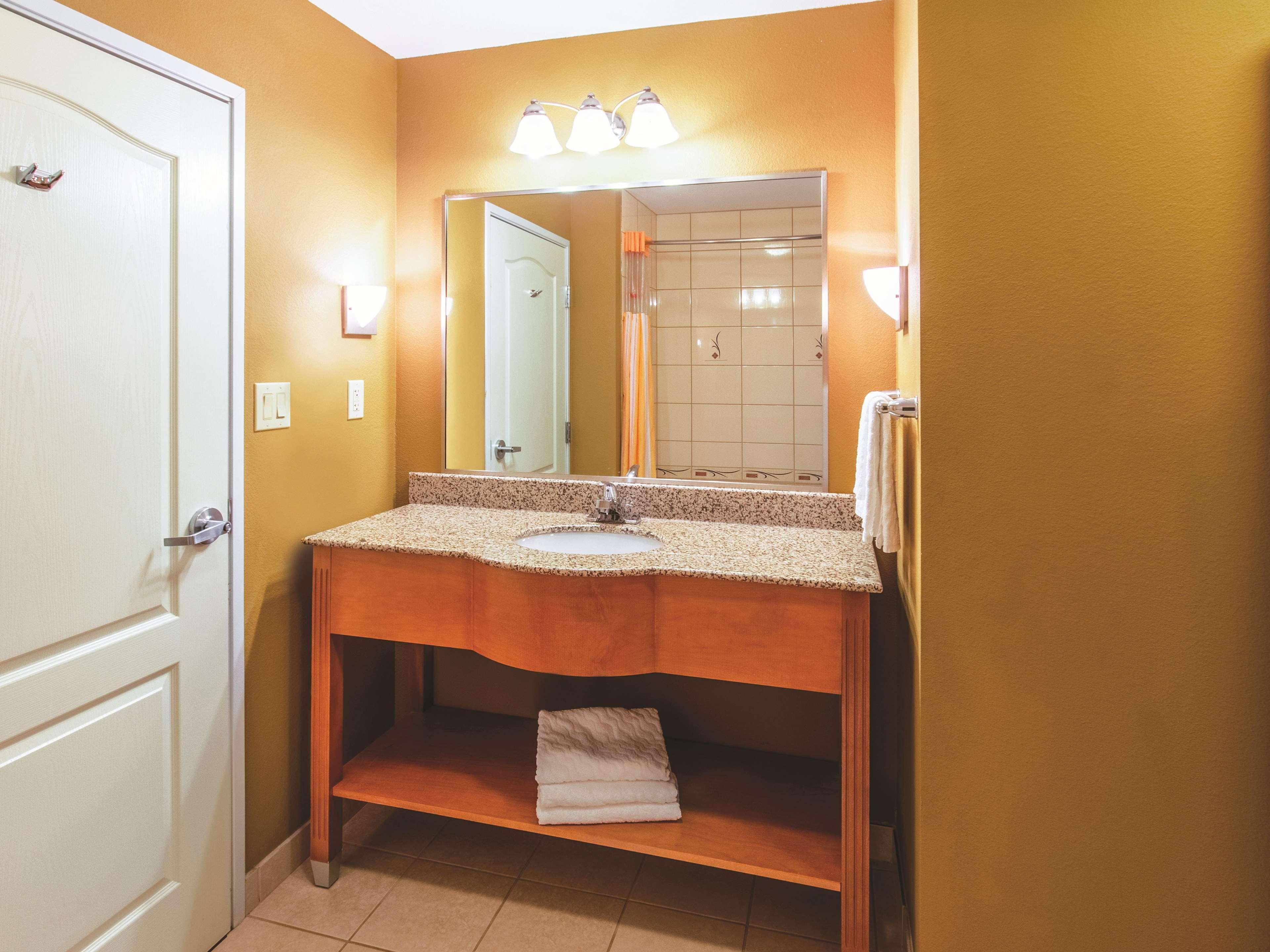 La Quinta By Wyndham Bridgeport Hotel Bagian luar foto
