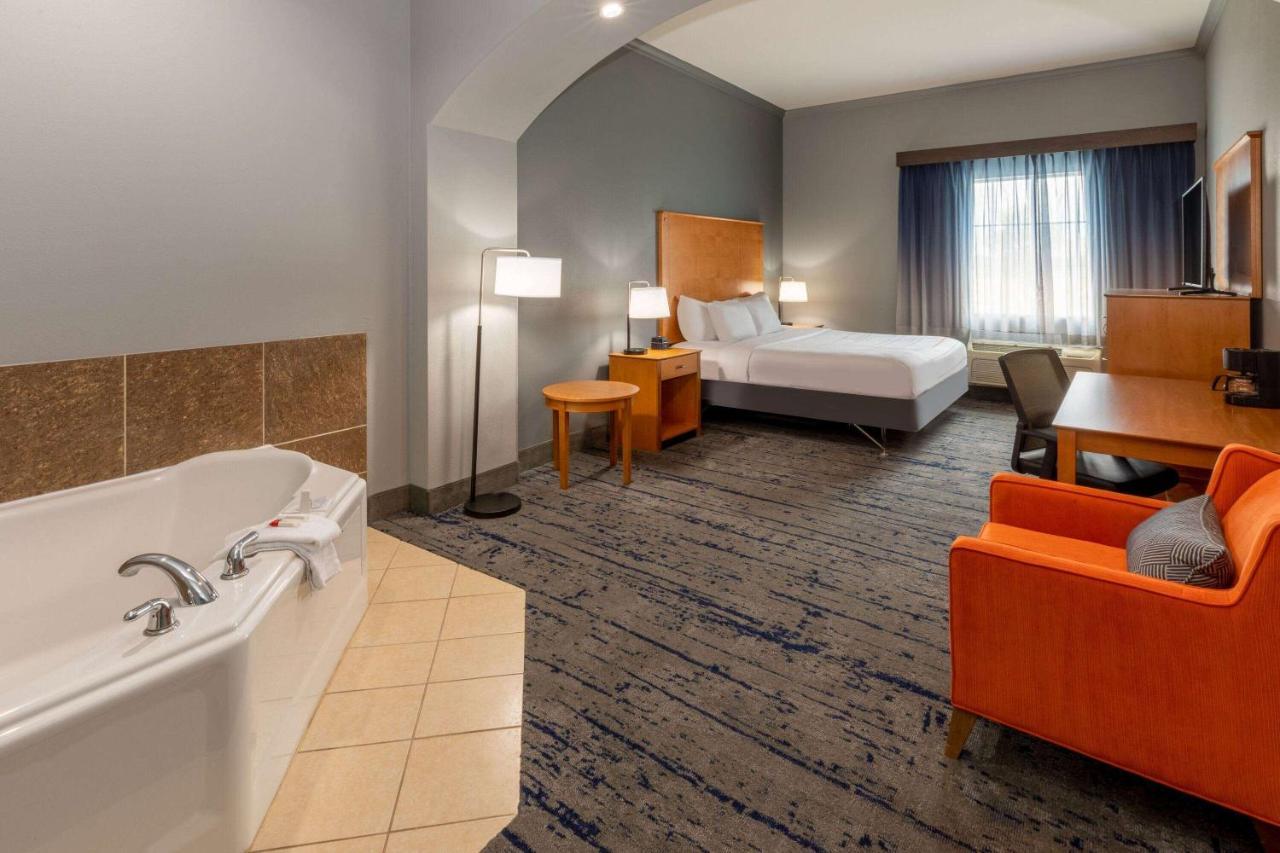 La Quinta By Wyndham Bridgeport Hotel Bagian luar foto