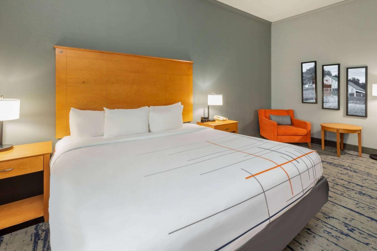 La Quinta By Wyndham Bridgeport Hotel Bagian luar foto