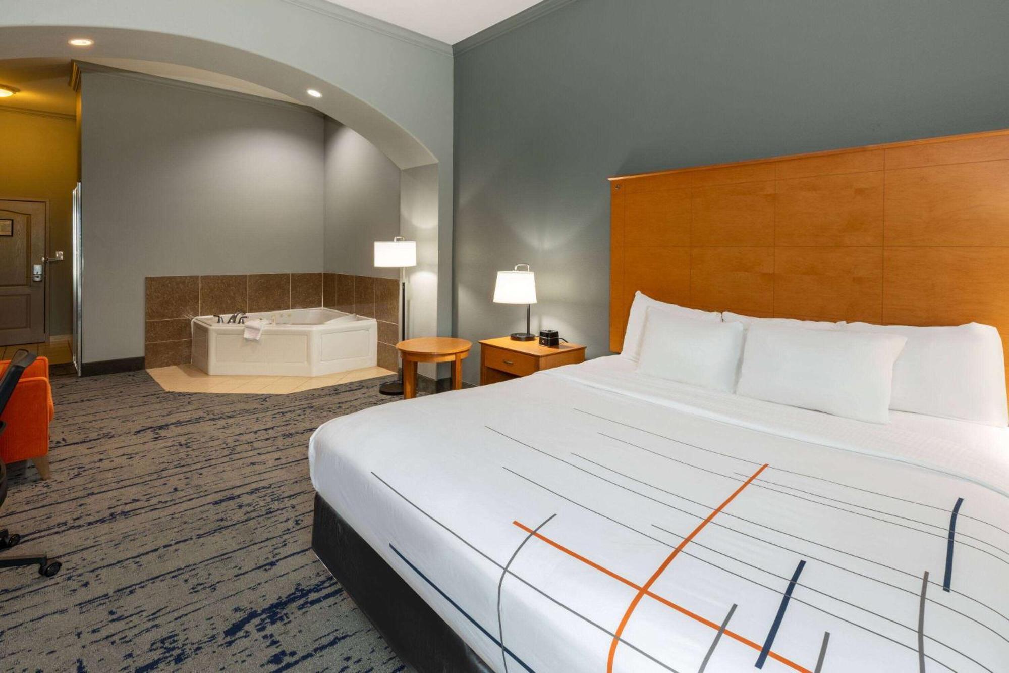 La Quinta By Wyndham Bridgeport Hotel Bagian luar foto
