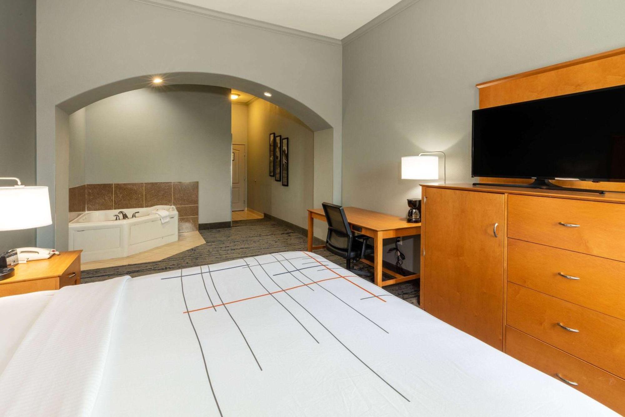 La Quinta By Wyndham Bridgeport Hotel Bagian luar foto
