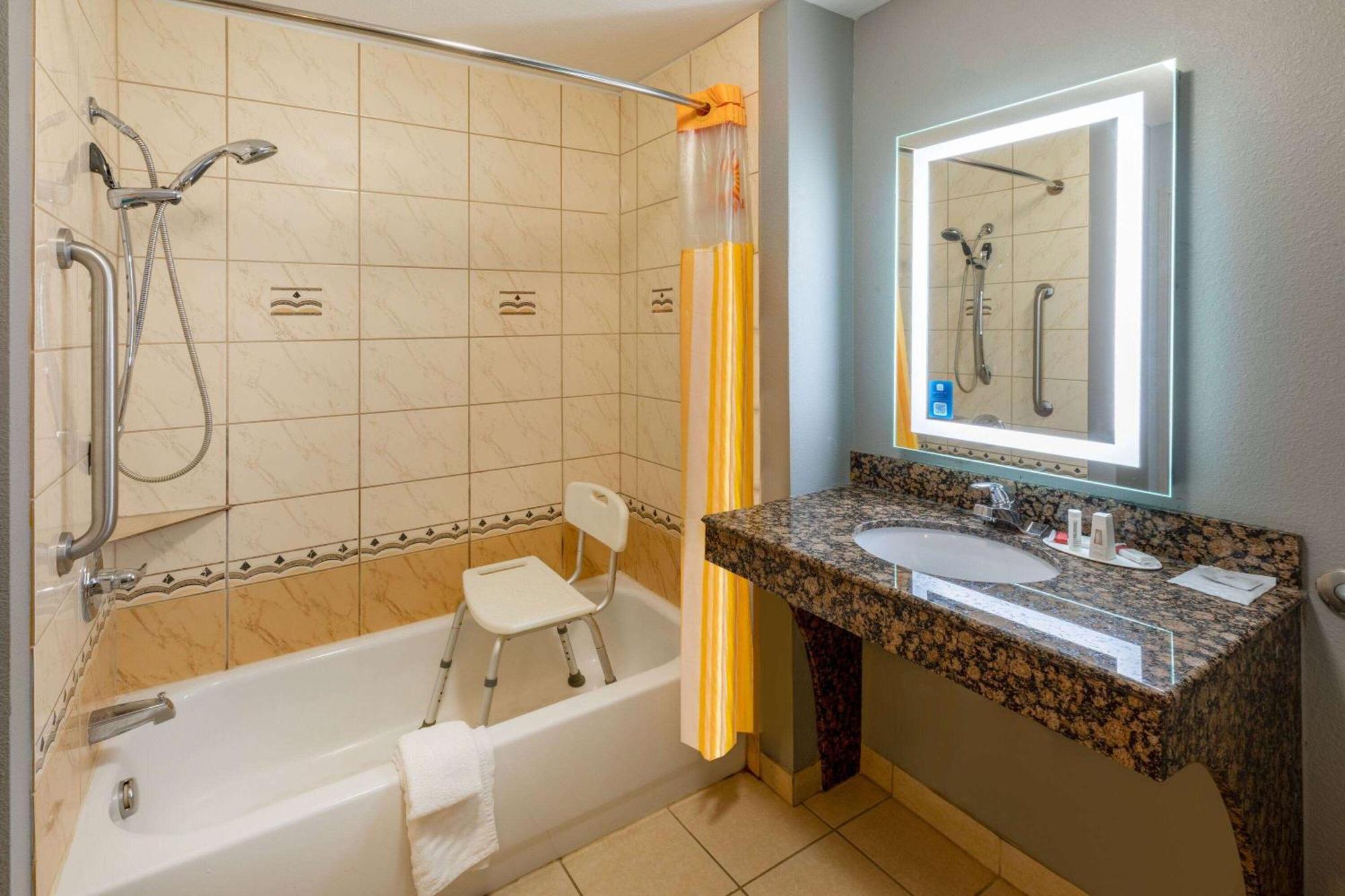 La Quinta By Wyndham Bridgeport Hotel Bagian luar foto