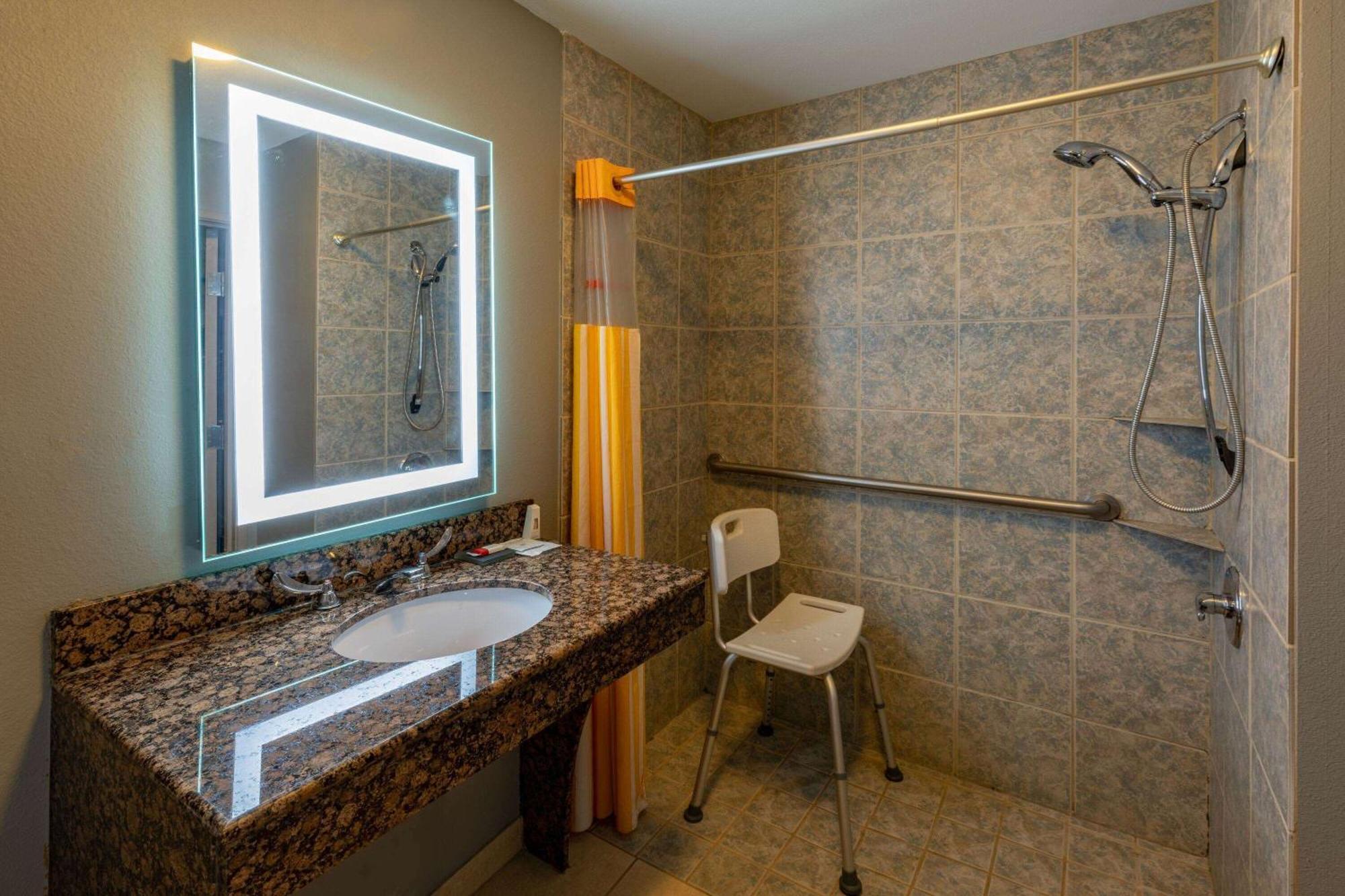 La Quinta By Wyndham Bridgeport Hotel Bagian luar foto
