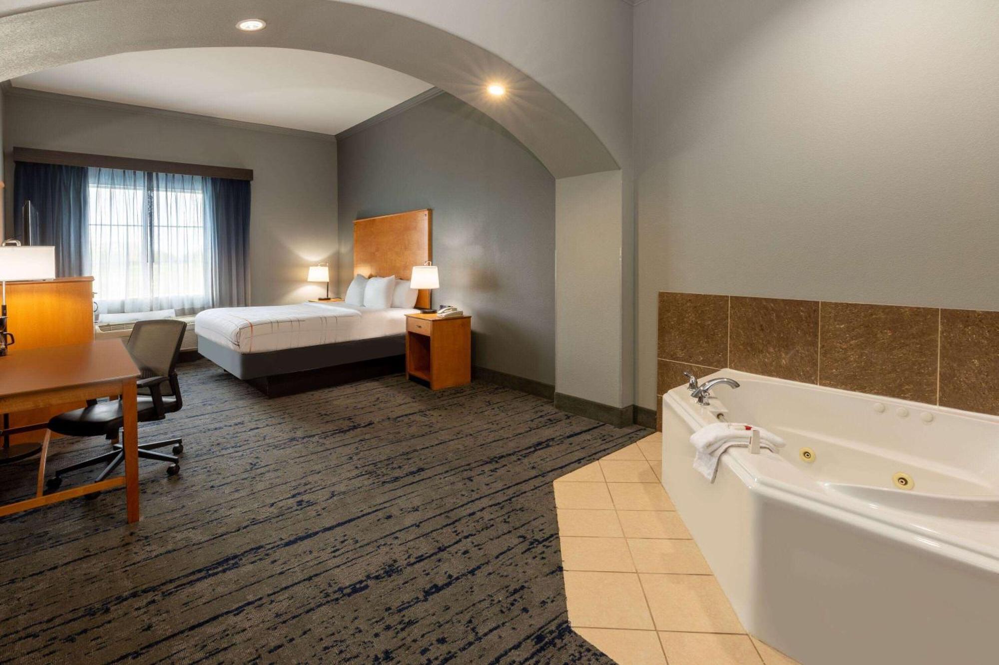 La Quinta By Wyndham Bridgeport Hotel Bagian luar foto